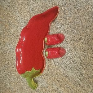 CMS CHILI PEPPER DISH AND SALT AND PEPPER SET